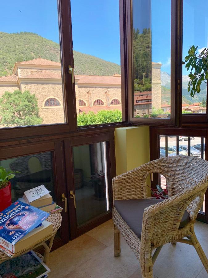 Pensión Hostal La Serna Potes酒店